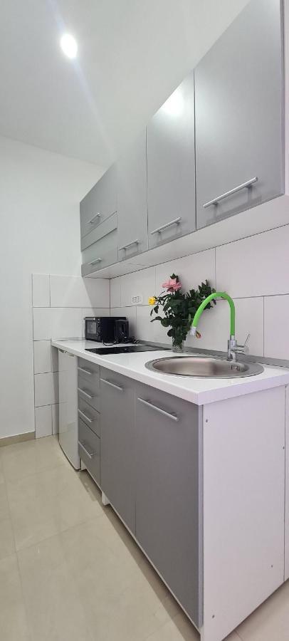 Apartments Ana I Ante Milna  Exterior photo