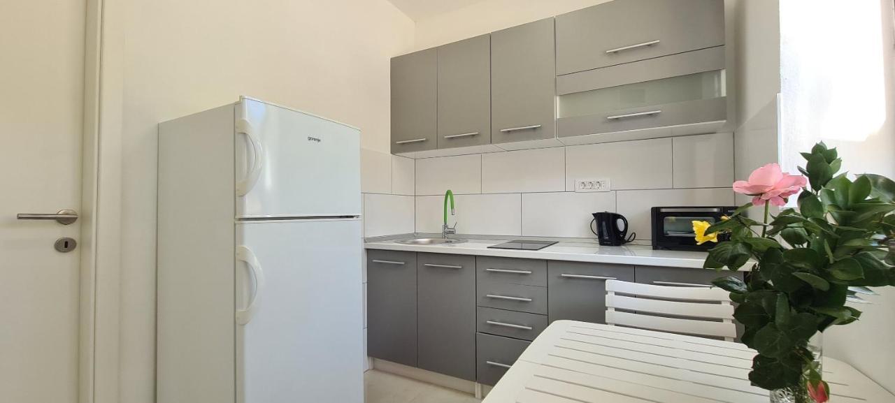 Apartments Ana I Ante Milna  Exterior photo