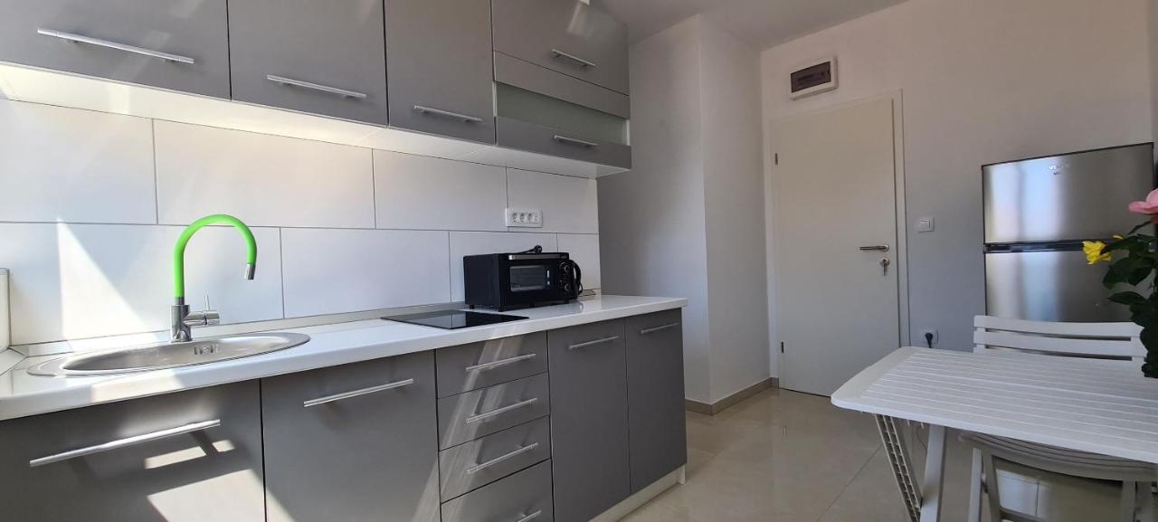 Apartments Ana I Ante Milna  Exterior photo